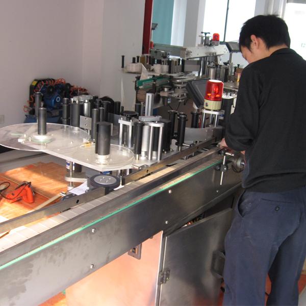 पाण्याच्या बाटल्यांसाठी बाटली विभाजक असलेले सीमेंस पीएलसी स्वयंचलित लेबलिंग मशीन