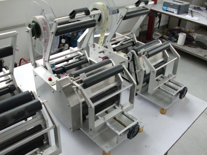 सेल्फ hesडझिव्ह स्टिकर राउंड बॉटल स्वयंचलित लेबलिंग मशीन 220 व्ही