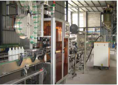 पीव्हीसी आणि पीईटी बाटल्यांसाठी वॉटरप्रूफ आणि रस्टप्रूफ सिक्रीव्ह स्लीव्ह लेबल मशीन