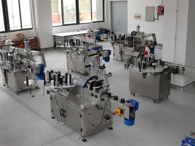 स्क्वेअर बाटली डबल साइड आडव्या लेबलिंग मशीन नियमित किंवा अनियमित कंटेनर