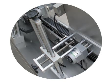 पेपर ट्यूब लेबलिंग मशीन 500 रोलर स्वत: ची चिकट फॅब्रिक स्टिकर लेबल घालते