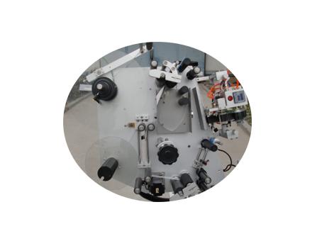 प्रमाणपत्र असलेल्या डबल लेयर लेबल स्टिकरसह 10 मिली स्मॉल बाटली लेबलिंग मशीन