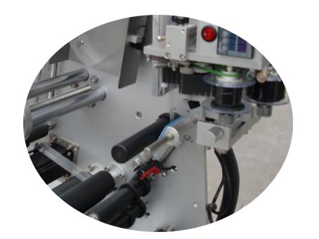 प्रमाणपत्र असलेल्या डबल लेयर लेबल स्टिकरसह 10 मिली स्मॉल बाटली लेबलिंग मशीन