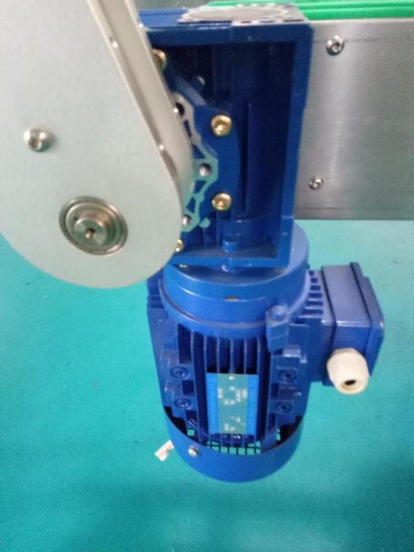 एसयूएस 304 कॅबिनेट दोन बाजूंनी स्क्वेअर बाटली स्टिकर लेबलिंग मशीन वैयक्तिक देखभाल उत्पादनांसह