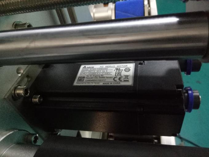 एसयूएस 304 कॅबिनेट दोन बाजूंनी स्क्वेअर बाटली स्टिकर लेबलिंग मशीन वैयक्तिक देखभाल उत्पादनांसह