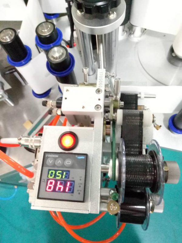 पेजिंग डिव्हाइस आणि कोडिंग मशीनसह लेबल स्वयंचलित डबल साइड स्टिकर लेबलिंग मशीन