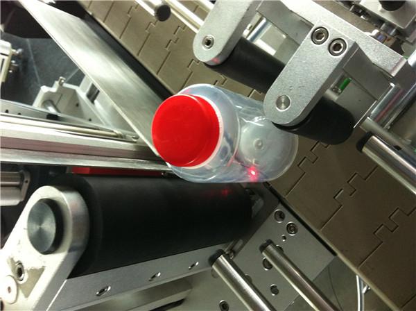 पेव फील्डसाठी पावपा / पेरू गोल बोतल स्टिकर लेबलिंग मशीन