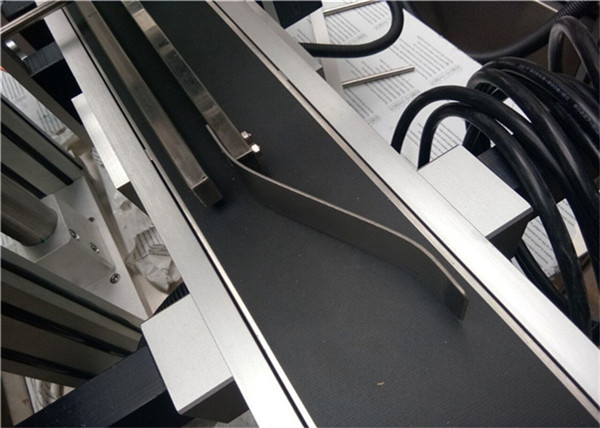 प्लॅस्टिक बॅग / न छापलेले पुठ्ठा / मास्क बॅगसाठी शीर्ष लेबलिंग मशीनचे पेजिंग