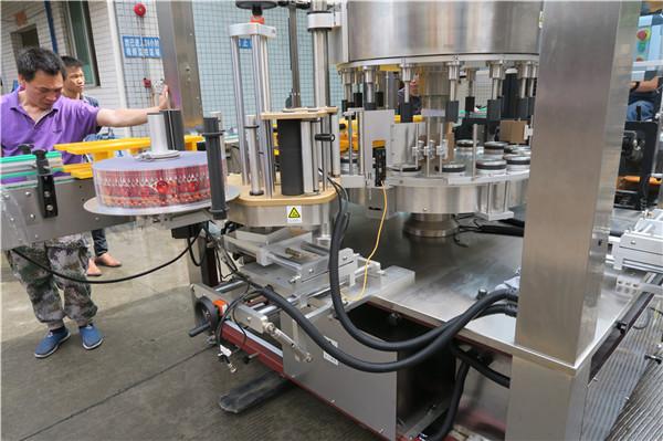 सीई रोटरी स्टिकर लेबलिंग मशीन सिंगल पूर्ण स्वयंचलित बाटली पंख असलेला