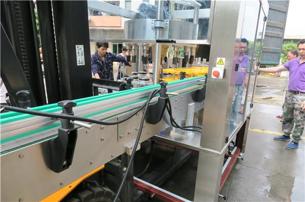 कार्यक्षम बाटली रोटरी स्टिकर लेबलिंग मशीन उपकरणे पीएलसी टच स्क्रीन