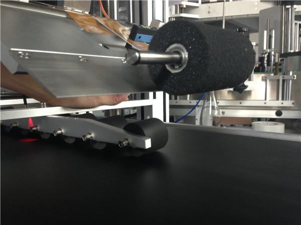 पीएलसी टच स्क्रीन ऑटोमॅटिक स्टिकर लेबलिंग मशीन कॉमॅस्टिक मास्क / कार्टन मास्क