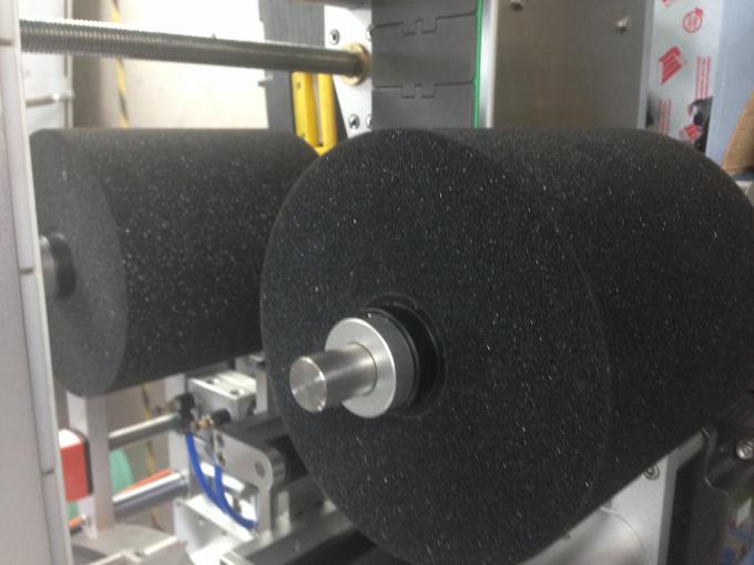 गोल / फ्लॅट / स्क्वेअर बोतलसाठी सर्व्हर मोटर बाटली लेबलर मशीन