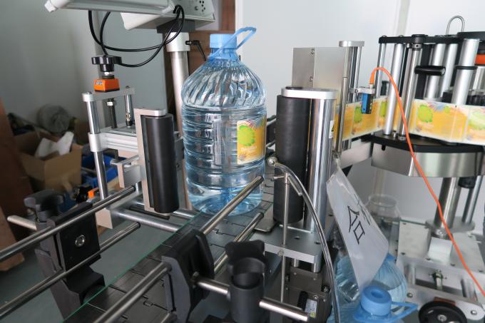 5 एल ड्रिंकिंग वॉटर राउंड बॉटल स्टिकर लेबलिंग मशीन, सेल्फ अ‍ॅडसेव्ह लेबल स्टिकिंग मशीनरी