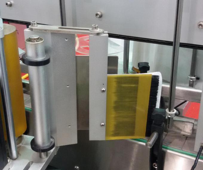 अप-प्रेस यंत्रणा शीर्ष बाटल्या सीई प्रमाणपत्रांसह स्वयंचलित बाटली लेबलर मशीन