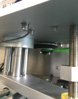 अप-प्रेस यंत्रणा शीर्ष बाटल्या सीई प्रमाणपत्रांसह स्वयंचलित बाटली लेबलर मशीन