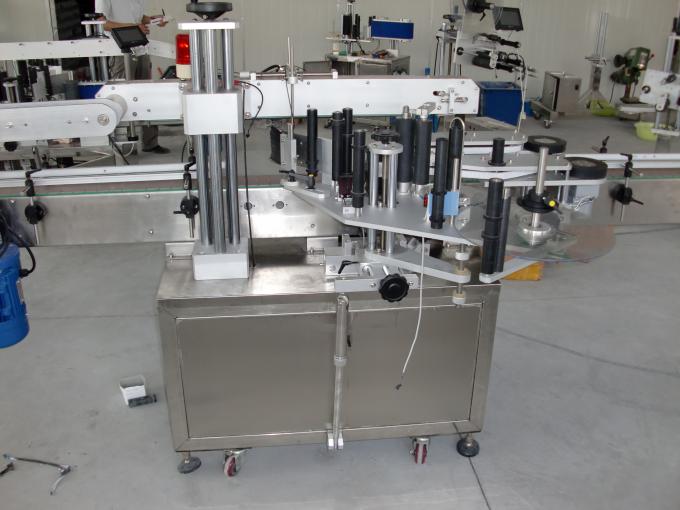 प्लास्टिक आणि काचेच्या बाटल्या पीएलसी स्वयंचलित डबल साइड स्टिकर लेबलिंग मशीन सर्वो मोटर नियंत्रित करते