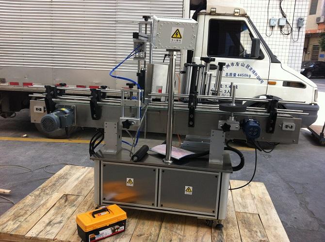 अॅडस्व्ही लेबलसाठी उच्च प्रेसिजन ड्युअल लेबल राउंड बॉटल स्टिकर लेबलिंग मशीन