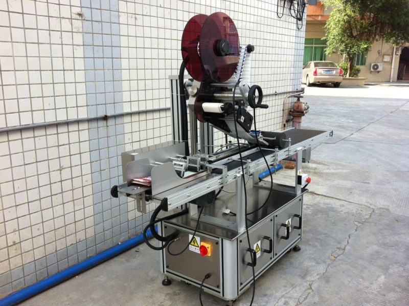 चीन इलेक्ट्रिक ड्राइव्ह टॉप लेबलिंग मशीन, सेल्फ hesडझिव्ह स्टीकर लेबलिंग मशीन सप्लायर