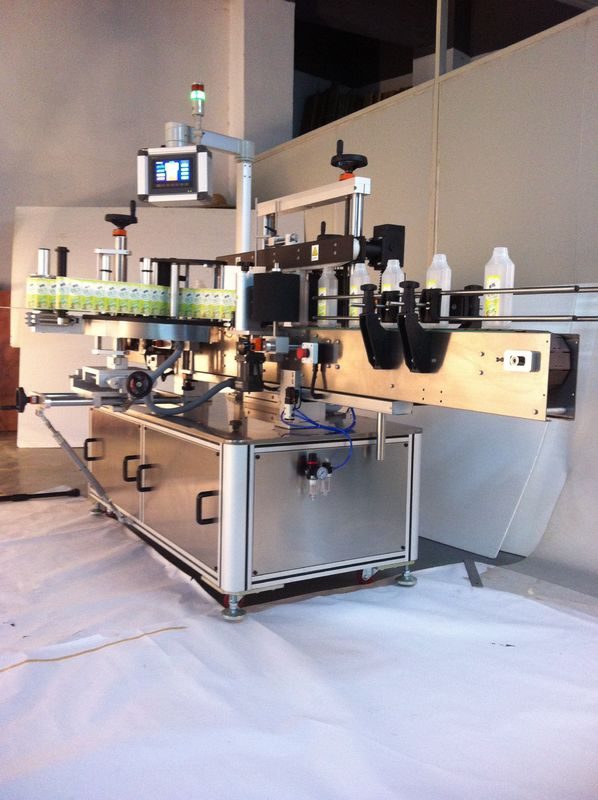 चीन ड्रिंक्स स्क्वेअर बॉटल लेबलिंग मशीन डबल बाजू असलेला स्टिकर लेबलर पुरवठा करणारा