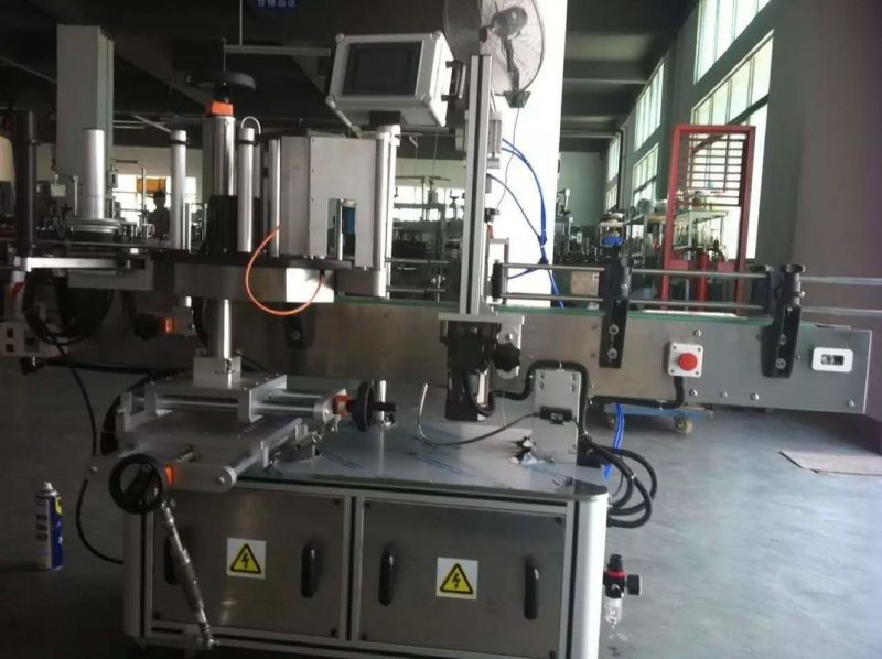 पेय उद्योग पुरवठादारासाठी चीन फळ / भाजीपाला रस गोल बाटली स्टिकर लेबलिंग मशीन