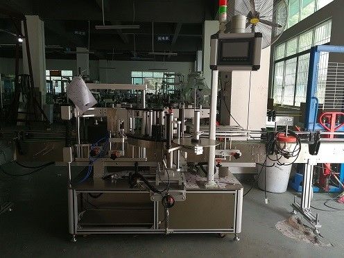 चीन डबल साइड प्लास्टिकची बाटली लेबलिंग मशीन / स्वयंचलित बाटली लेबलर पुरवठादार